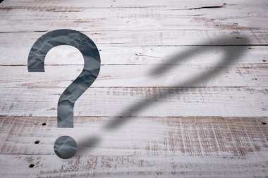 soru işareti float beyaz rustik ahşap zemin üzerinde 