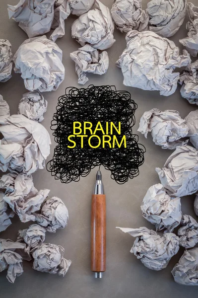 Concept de tempête cérébrale avec papier froissé et dessin en ligne.jpg — Photo