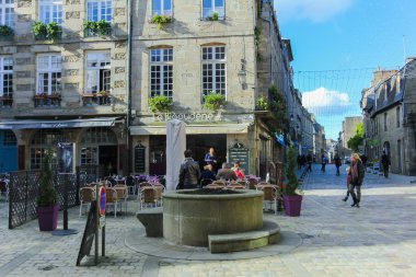 eski nehir Limanı yakınındaki mavi gökyüzü ile gelenek ev görüntülemek 