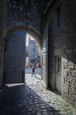 eski binalar Ortaçağ kenti St Milo taş kemer olsa görüntülendi 