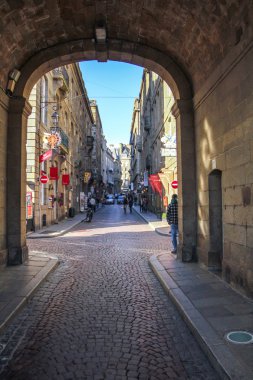 İnsanlar şehrin içinde. Saint Malo bir duvarlı liman kentidir
