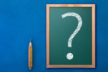 Kara tahta arka plan üzerinde beyaz çizim soru işaretinin görüntülenmesi