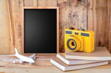 uçak kamera ve notebook.jpg boş yazı tahtası