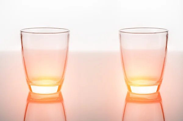 Boş bardak su, meyve suyu veya süt beyaz arka plan gri fl — Stok fotoğraf