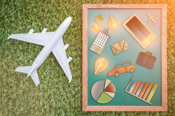 Icône de communication d'affaires avec avion sur le plancher d'herbe — Photo