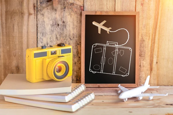 Concepto de viaje con dibujo de la maleta en pizarra — Foto de Stock
