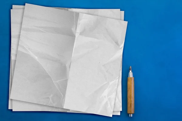 Draufsicht der Papiernotiz mit Bleistift auf blauem Tisch — Stockfoto