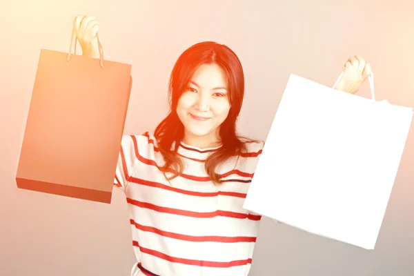 Όμορφο Κορίτσι Της Ασίας Ευτυχισμένος Την Τσάντα Αγορών Φως Αναλαμπής — Φωτογραφία Αρχείου