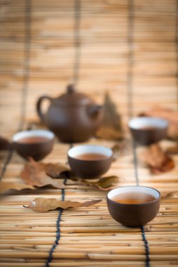 Bambu hasır üzerinde Asya çay seti
