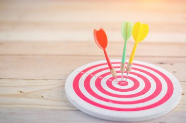 Hedef dart ahşap arka plan üzerinde ok ile