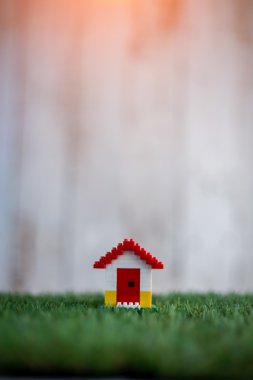 plastik ev grass.jpg üzerinde inşa modeli