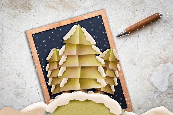 Weihnachtspostkarte mit Baumform im Papierschnitt — Stockfoto