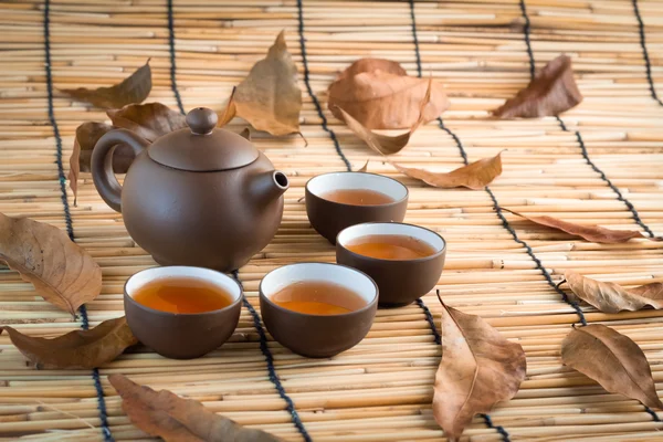 Традиционный восточный чайник и чашки — стоковое фото