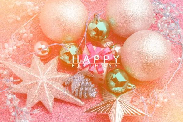 Cartão de aniversário feliz com bola de prata ao redor com fundo rosa — Fotografia de Stock