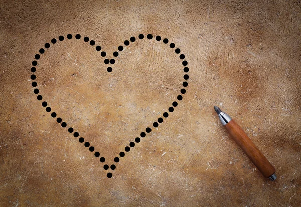 Концепция любви с карандашом на коричневом фоне — стоковое фото