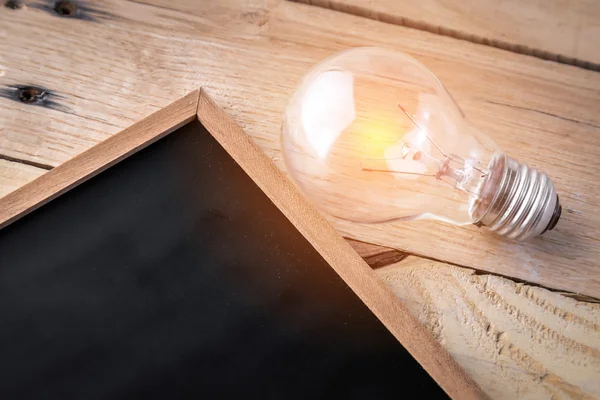 Lavagna vuota con lampadina — Foto Stock