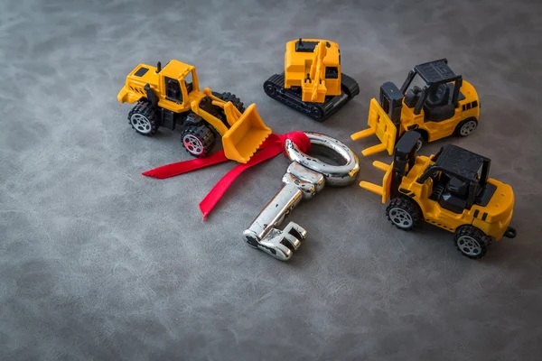 Sikerrel folyamatot teherautó játékok és ezüst kulcs — Stock Fotó