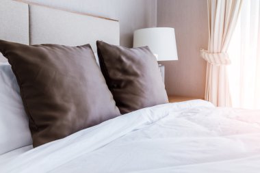 Yatak hizmetçi-up temiz kahverengi yastık ile