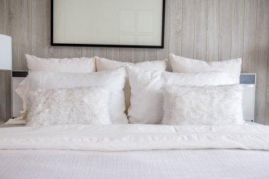 Yatak hizmetçi-up temiz beyaz yastık ve yatak örtüsü ile