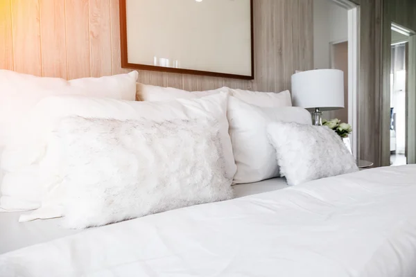 Servicio de limpieza con almohadas blancas limpias y sábanas — Foto de Stock