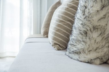 güneşli gün ve beyaz perde kanepe parçası