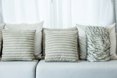 rahat bir kanepe oturma odasında beyaz dekoratif yastıklar