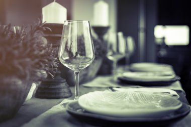 evde yemek masası üzerine ayarlanmış tablo