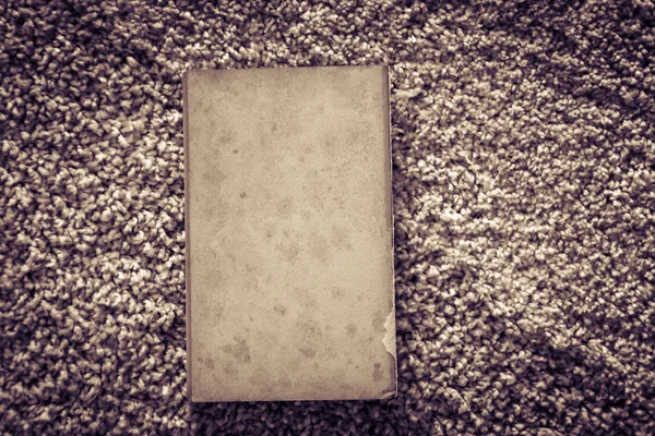 Livro velho sobre textura tapete rústico — Fotografia de Stock