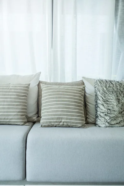 Almohadas decorativas blancas en un sofá informal en la sala de estar — Foto de Stock