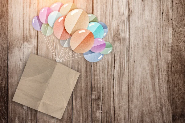 Brown note paper with balloons shape paper cut — ストック写真