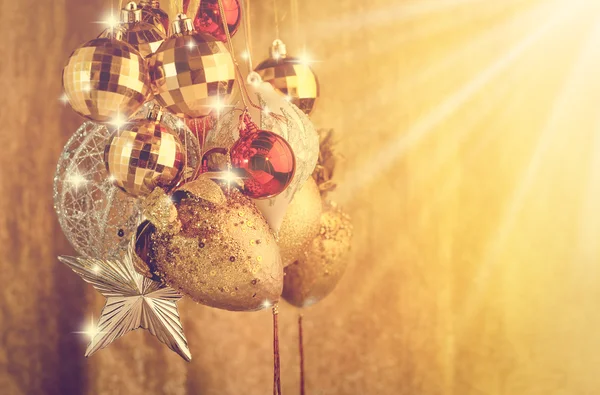 Weihnachten dekoriert mit gikden ball — Stockfoto