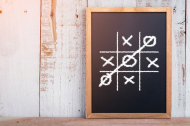 El çizimi tic tac toe oyunu siyah yazı tahtası