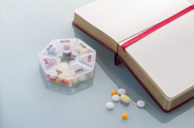 Haftalık ilaç capsules.jpg hapları planlayıcısı