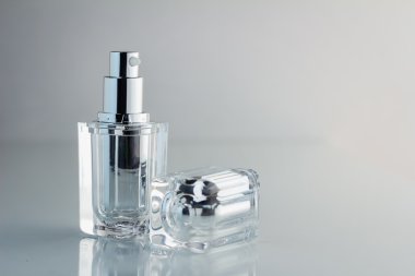 Gümüş kap ile boş kozmetik şişe