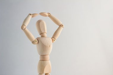 ahşap şekil başının üzerinde bir çatı oluşturma 