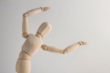 Beyaz arka plan üzerinde boş yer gösteren ahşap şekil