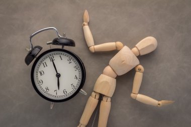 çalar saat ile ahşap figür