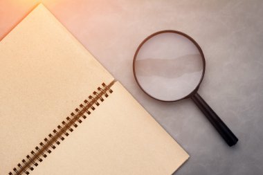 soru işareti üstünde ahşap perde