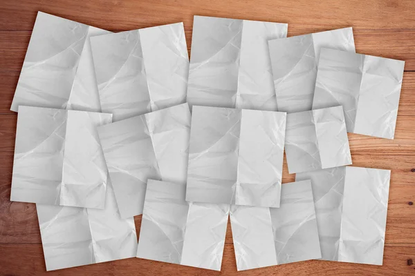 Weißes Papierblatt auf hölzernem Texturhintergrund — Stockfoto