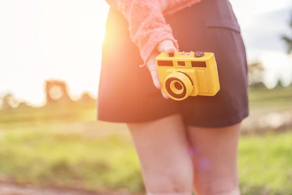 Menina segurando câmera retro — Fotografia de Stock