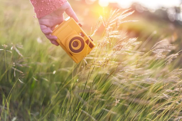 Retro fotoğraf makinesi açık tutan kız el