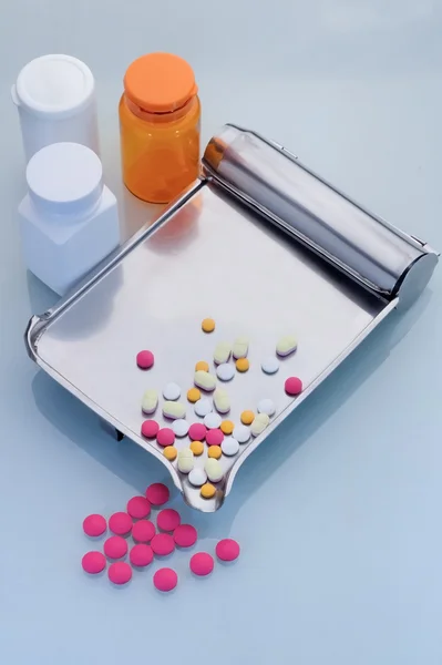 Σωρός από διάφορα χάπια και ταμπλέτες με λευκό και πορτοκαλί μπουκάλι — Φωτογραφία Αρχείου