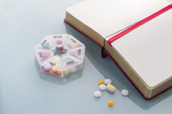 Pillen planner met wekelijkse medicatie capsules.jpg — Stockfoto