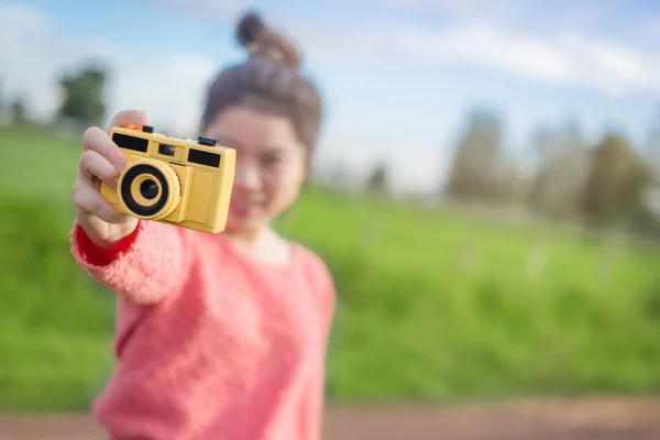 Atrakcyjna Młoda Kobieta Rozmawia Retro Camera Zdjęcia Zewnątrz — Zdjęcie stockowe