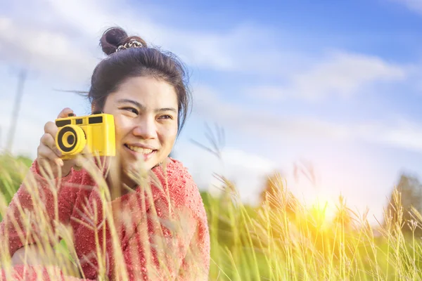 Hipster Menina Asiática Segurando Uma Câmera Retro Parque Natureza Pôr — Fotografia de Stock