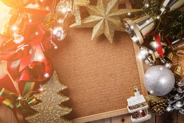 Weihnachten Hintergrund mit festlicher Dekoration auf leerer Korkplatte — Stockfoto