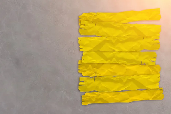 Etiqueta de papel amarillo sobre fondo de cuero gris — Foto de Stock