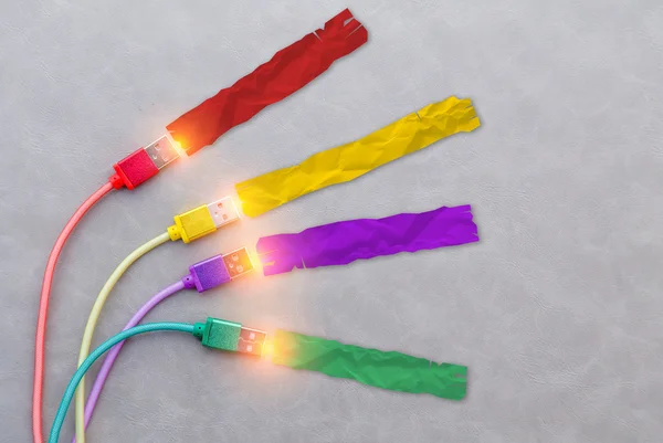 Câble USB avec câble rouge câble jaune câble violet et col vert — Photo