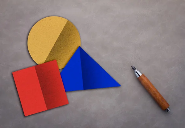Lápiz de madera con forma de papel de geometría colorida — Foto de Stock