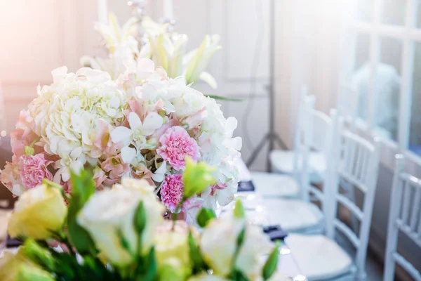 Mariage Décor de table avec de belles fleurs de vase — Photo